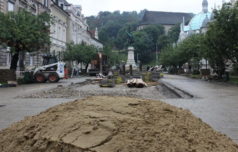 Képviselői bejárás az Erzsébet téren
