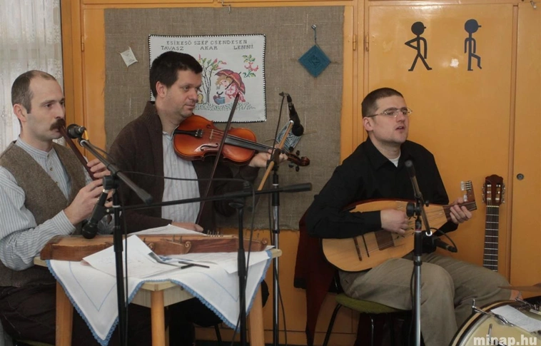Fonó az Eszterláncban