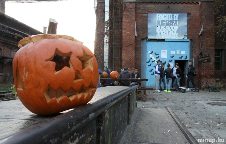 Halloween bmx verseny a Factory Arénában