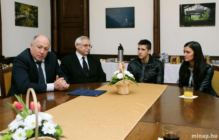 Adománylevél átadása a Fazekas testvérpárnak a városházán
