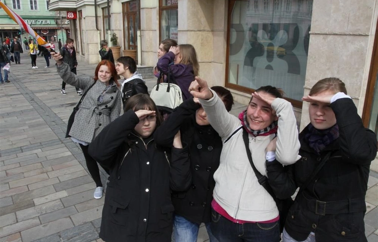 Flashmob a villanyrendőri buszmegállóban