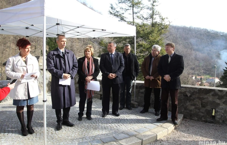 Dolgoznak a függőkert megújításán