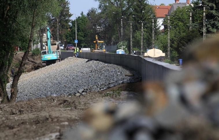Épül a gát Felsőzsolcán a Sajó utcában