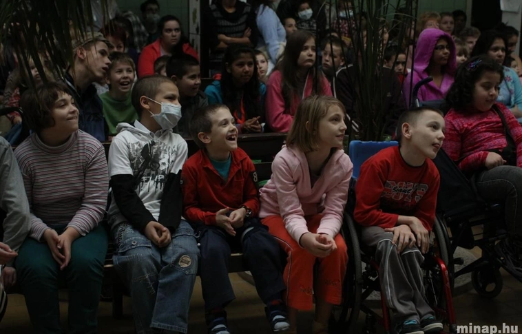 A Csodamalom Bábszínház ajándék előadása a GYEK-ben