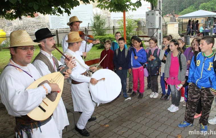 Gyermek Borsodi fonó folklórfesztivál a Diósgyőri várban