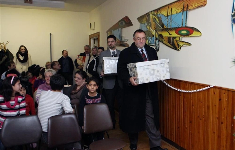 A holding és az AIESEC ajándékozott a gyermekvárosban