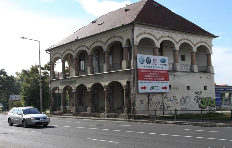 Folyamatosan pusztul a hejőcsabai gyógyszertár épülete