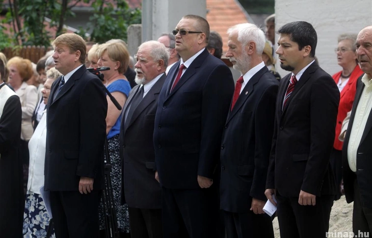 Megemlékezés Felsőhámorban a Szent István szobornál