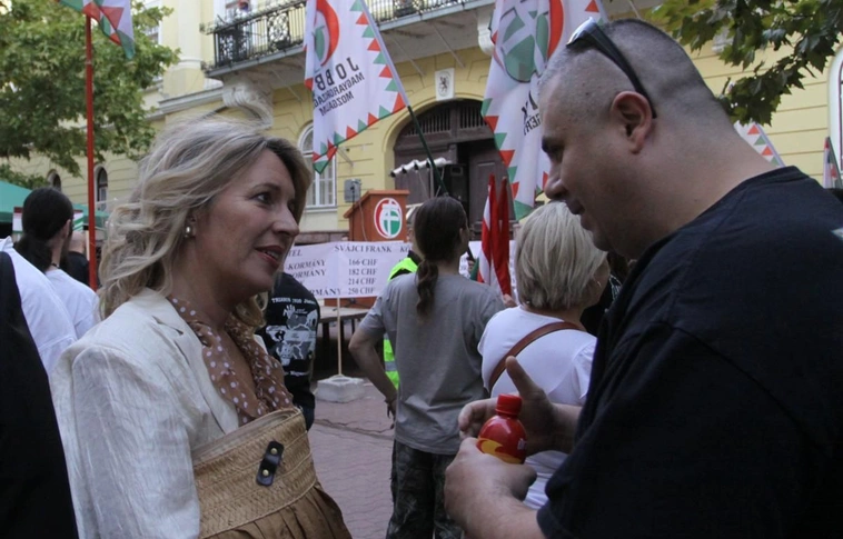 Demonstráció és aláírásgyűjtés a hitelkárosultak megsegítéséért