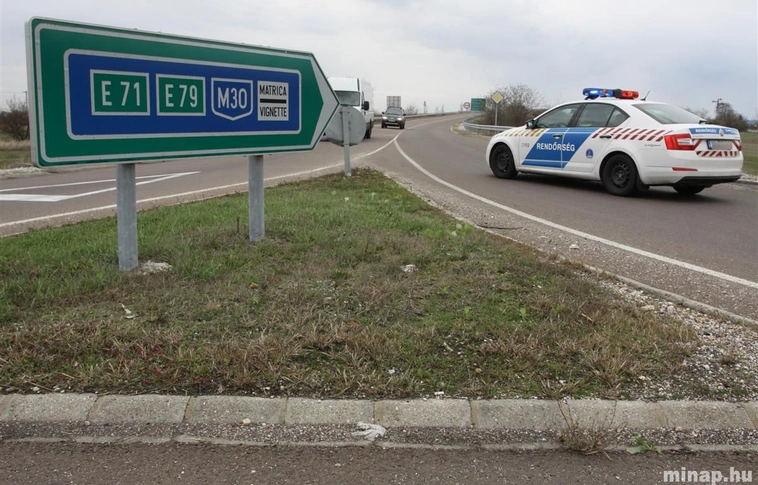 Veszélyes anyagot szállító kamion ütközött szalagkorlátnak az M3-as és az M30-as találkozásánál