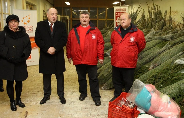 Fenyőfák, ajándékok a rászorulóknak