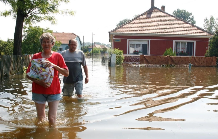 Csónakkal az ónodi árvízben kedden