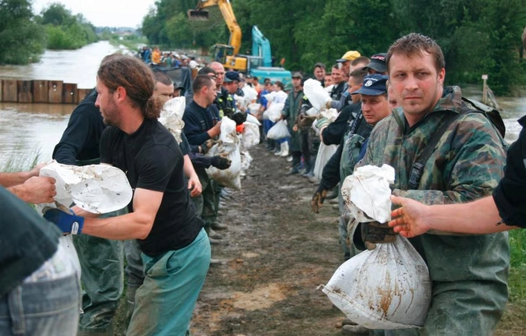 Kritikus árvízhelyzet Edelényben - ezren a gáton