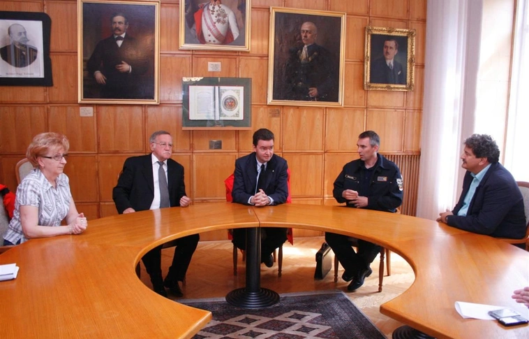 Az árvízkárokról tájékozódott Habsburg György