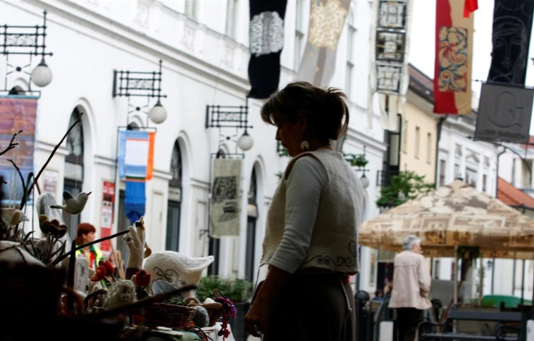 Iparművészeti művész-zászló kiállítás a belvárosban