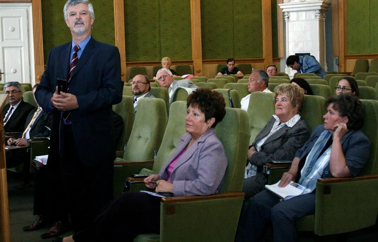 Közgyűlés a megyeházán