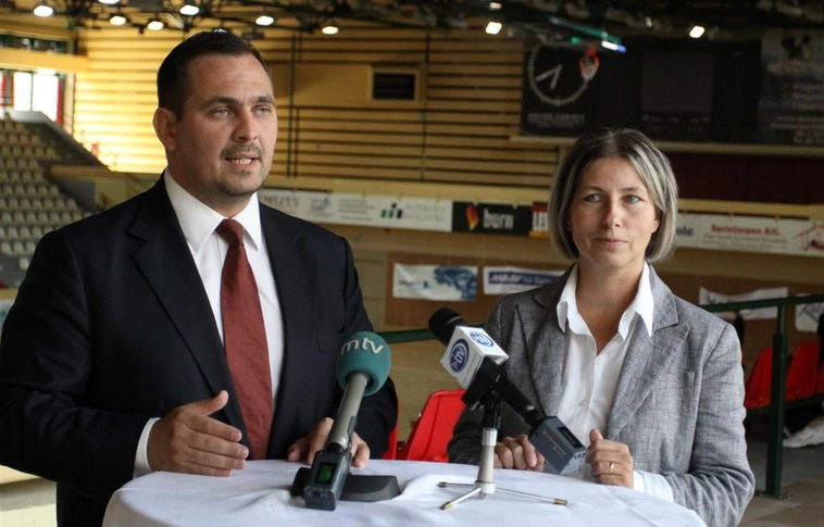 Közéleti fociparádé a miskolci sportcsarnokban