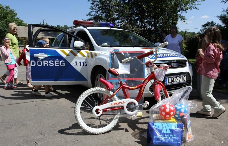 Rendőrségi adomány a Brigád Úti Óvodának