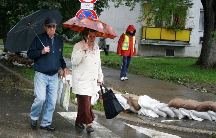 Árvíz utáni munkálatok a Könyves Kálmán utcán