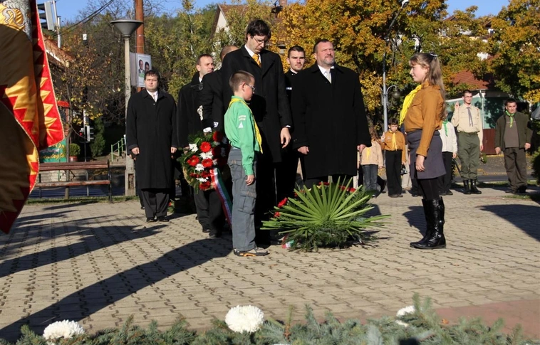 Ünnepi megemlékezés a Romek-emlékoszlopnál