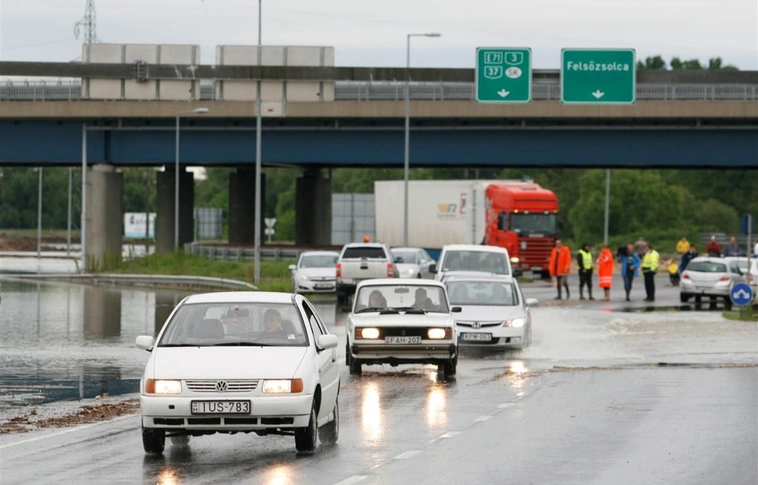 Árvíz miatt félig lezárták a 3-as út kivezető szakaszát