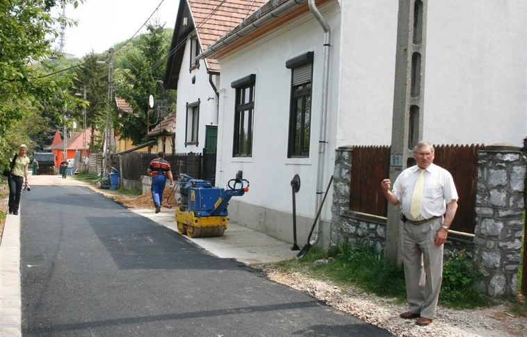 Új aszfaltszőnyeg a Csalogány utcán