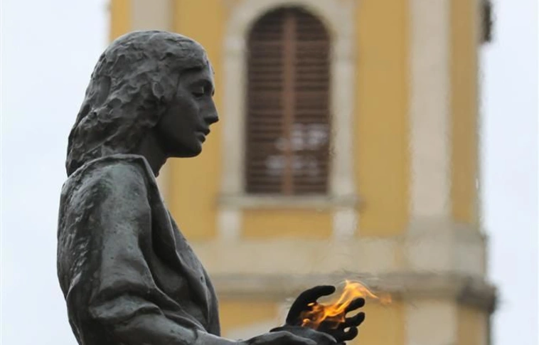 Ünnepi megemlékezés és gyertyagyújtás a Hősök terén és ökumenikus istentisztelet a Minorita templomban