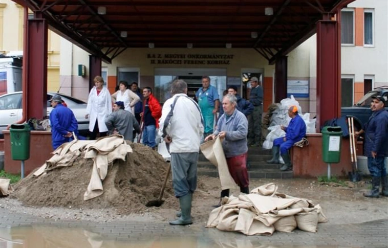 Szikszón a kórházat sem kímélte az ár, kórtermekben áll a víz