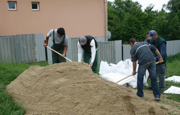 Árvizi védekezés Alsózsolcán
