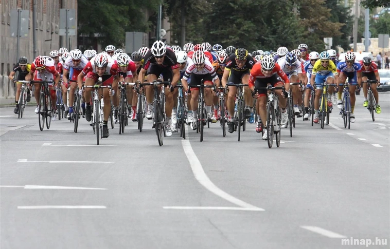 Central European Tour kerékpárverseny első napi befutója a Hősök terén