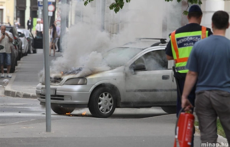 Kigyulladt egy autó a belvárosban