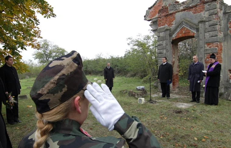 A koleratemetőben koszorúztak