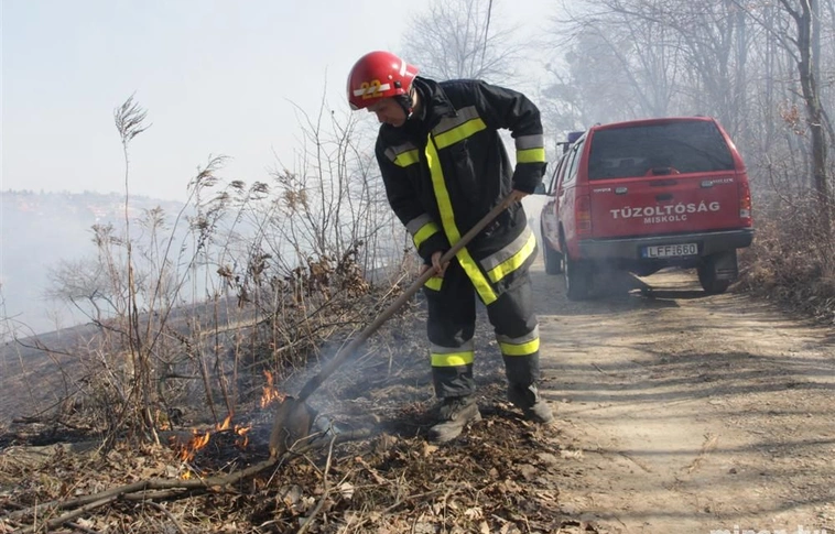 Nagy szárazfűtűz Komlóstetőn
