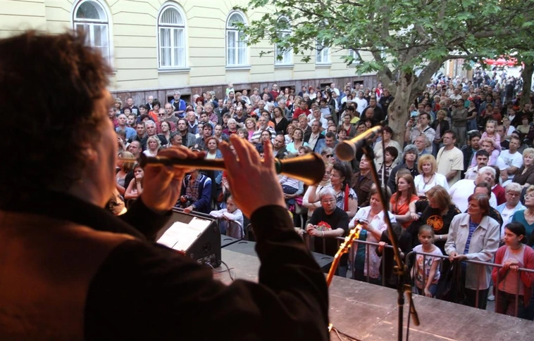 Kormorán korncert a Városház téren