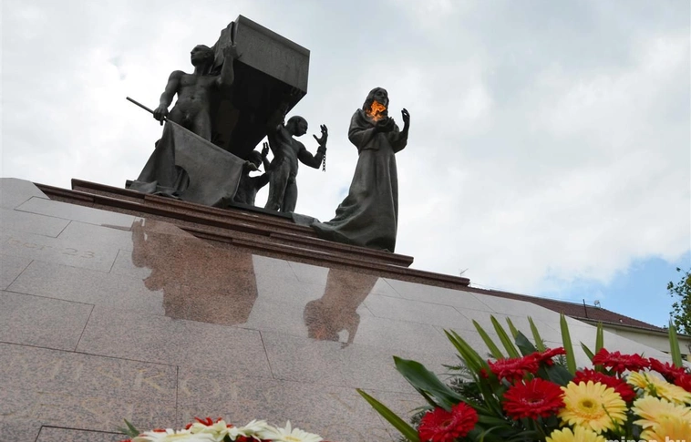 Hősök napja - koszorúzások a Hősök terén