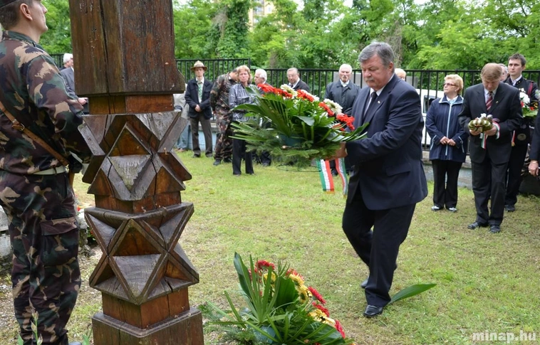 Hősök napja - koszorúzások a Hősök temetőjébenn