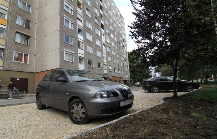 Új parkolót adtak át a Középszeren