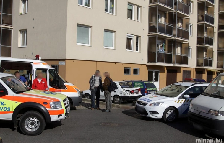 Leugrott a lakása ablakából
