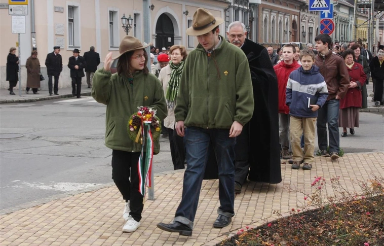 Koszorúzás Lévay József szobránál