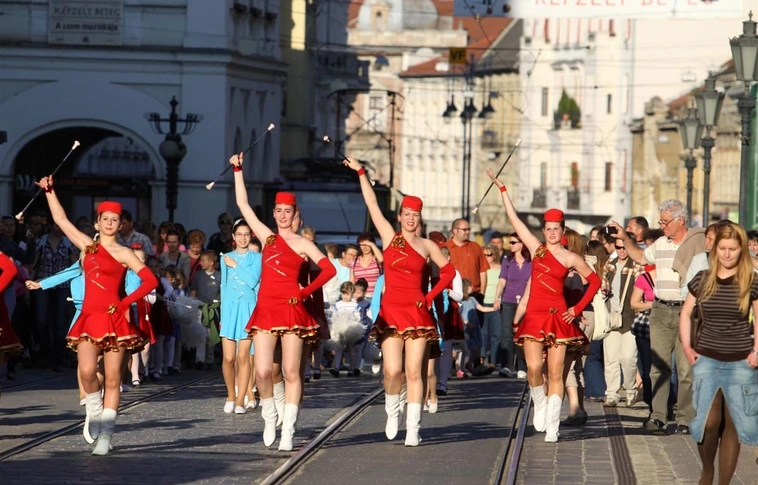 Majorette felvonulás a Széchenyi utcán