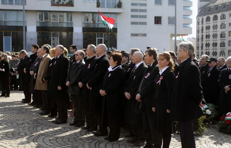 Ünnepi megemlékezés a Petőfi téren