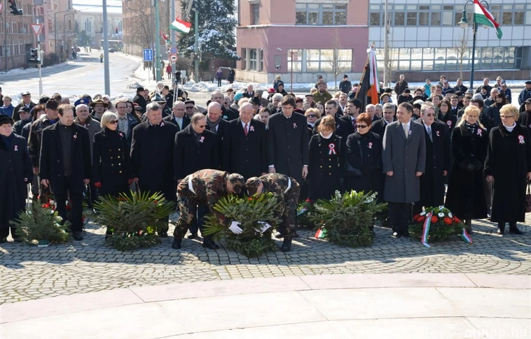 Március 15. koszorúzások a Petőfi téren