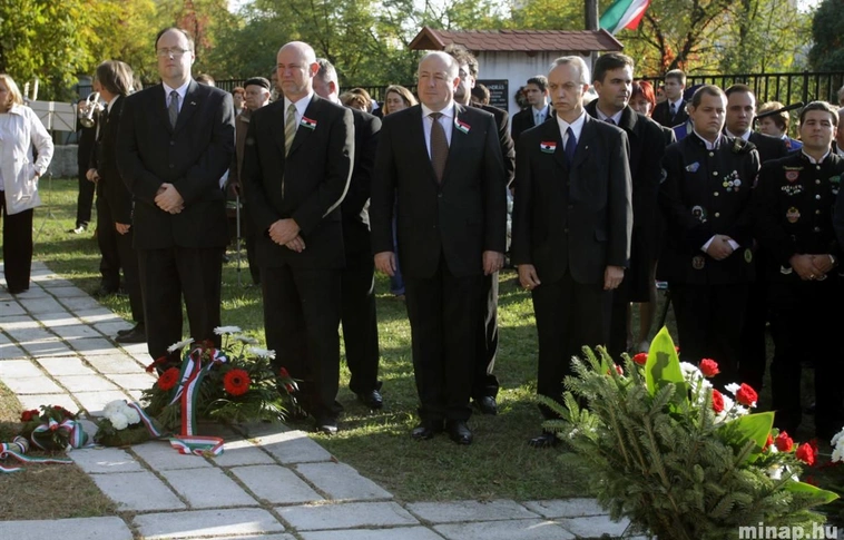 Megemlékezés a Hősök temetőjében