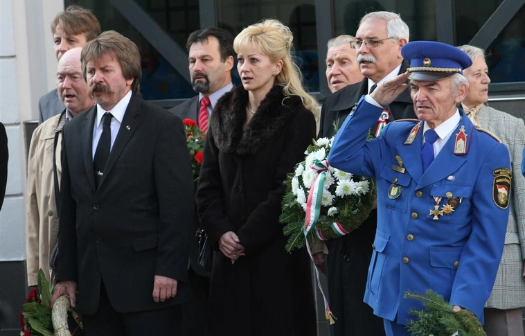 Koszorúzás Misley Emese emléktáblájánál
