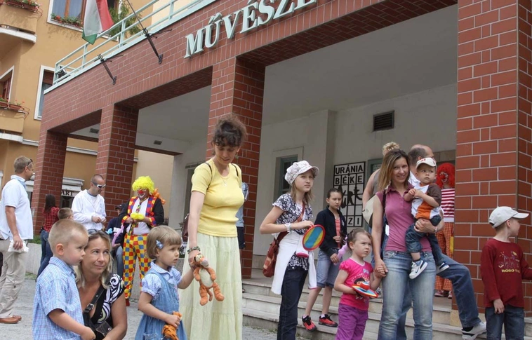 Gyermeknap a Művészetek Háza előtt