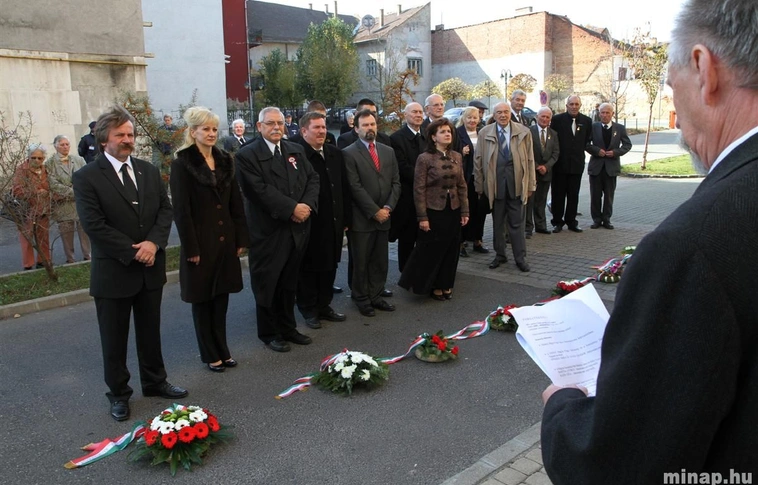 Koszorúzás Nagy Imre emléktáblájánál és Nagy Attila szobránál