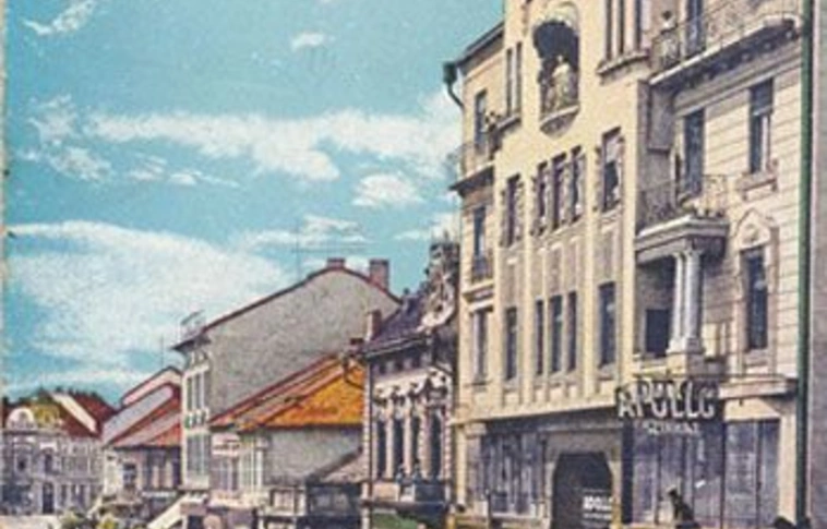A Weidlich-palota előtt