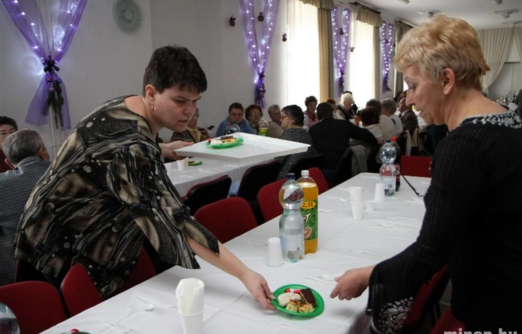Karácsonyi ajándék nyugdíjasoknak Hejőcsabán