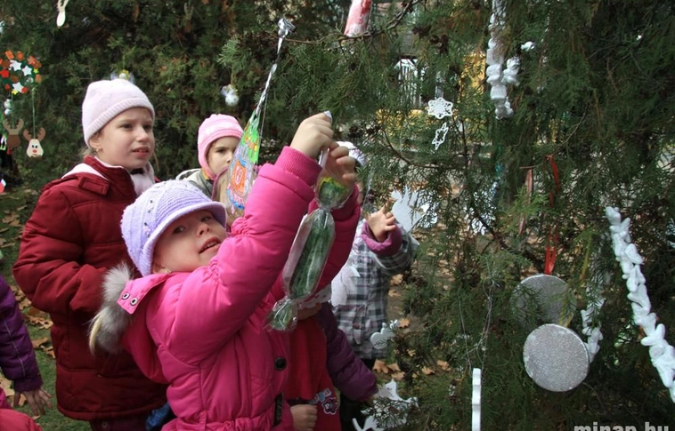 Óvodások díszítették a Szent István téri örökzöldeket
