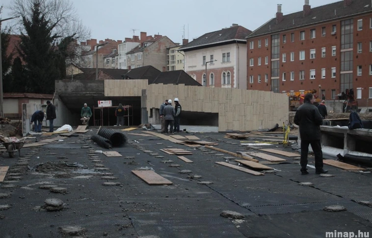 Épül a Patak utcai mélygarázs